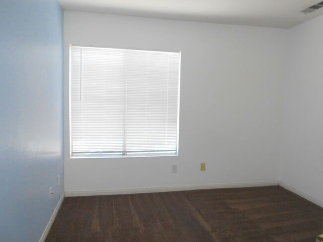 Building Photo - Spacious 4 bedroom Home Located in the Desirable Area of Henderson!