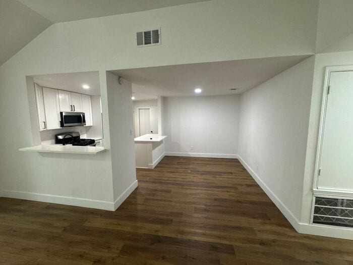 Building Photo - 14306 Vandever St