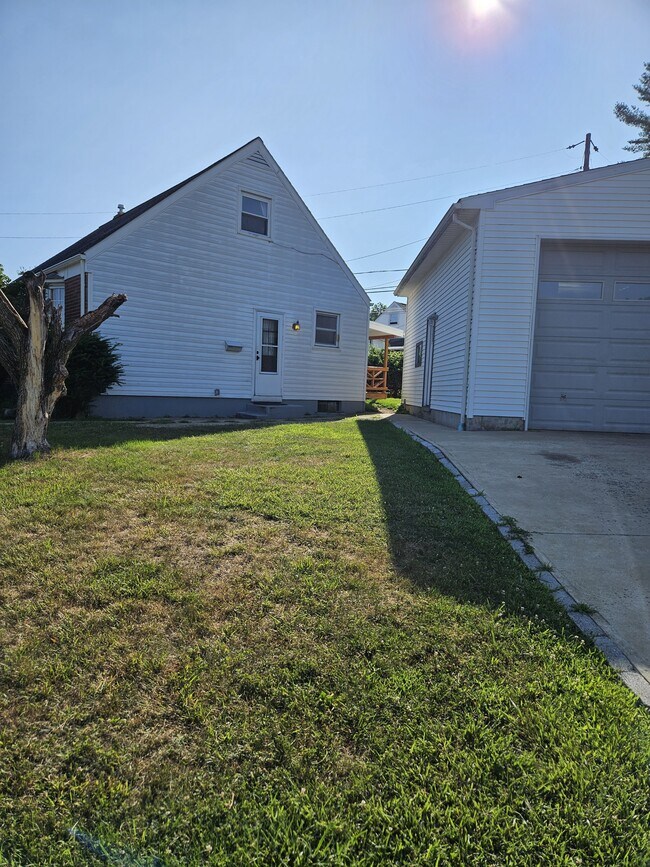 Building Photo - 2415 S Lumber St