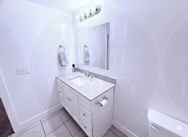 Building Photo - 441 E 260 N