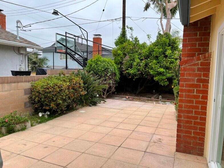 Building Photo - 22913 Juniper Ave