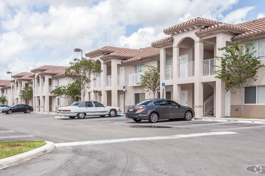 Side View - Palm West Apartments