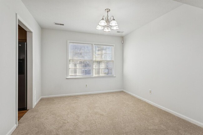 Building Photo - 3BR 2.5 BA Mid-Town Newport News