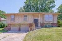 Building Photo - LOTS OF NATURAL SUNLIGHT!!!