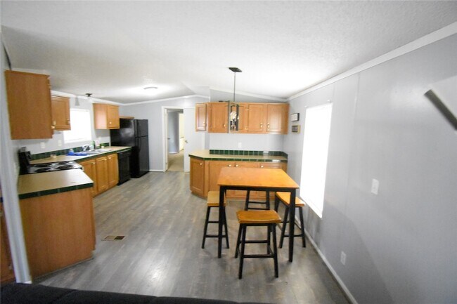 Building Photo - 2 Lakeview Ln