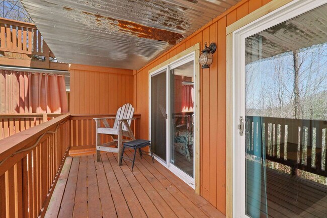 Building Photo - 102 Skiview Ln
