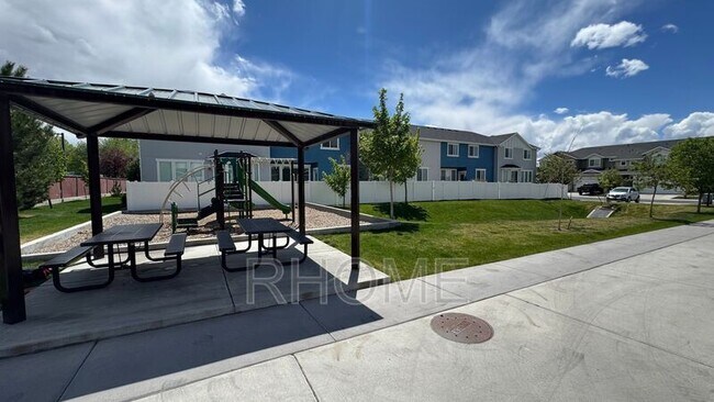 Building Photo - 164 N 450 W St