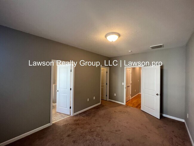 Building Photo - Luxurious Colonial Green Townhome with Garage