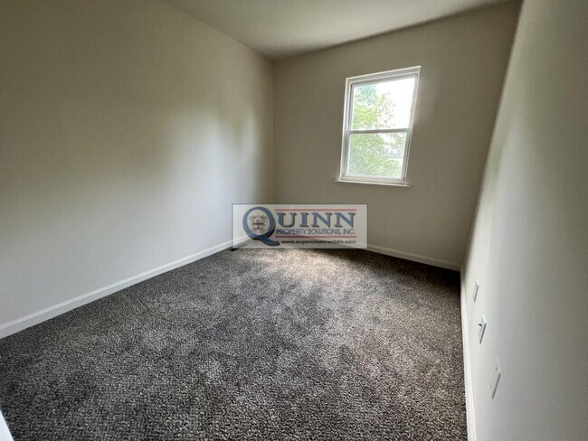 Building Photo - 13 Maple Ct