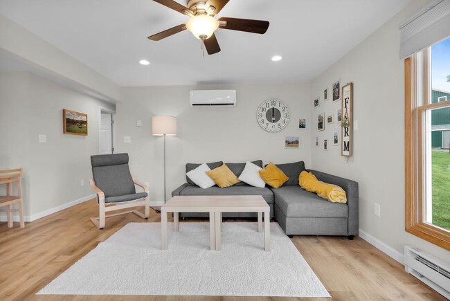 Building Photo - Fully Furnished Bright & Comfortable 1-Bedroom Cottage Available for Rent