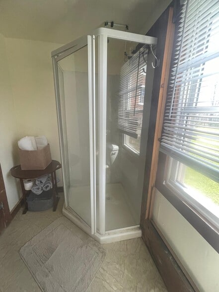 Standing shower - 350 Hilltown Rd