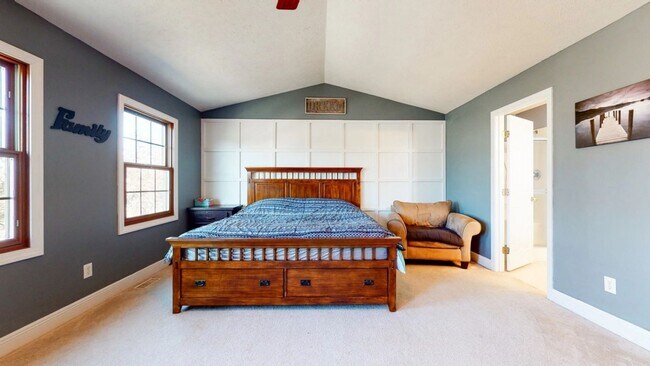 Building Photo - Stunning 4-Bedroom, 3.5-Bath Home with Over 3,800 Sq. Ft. of Ideal Living Space in East Bloomington