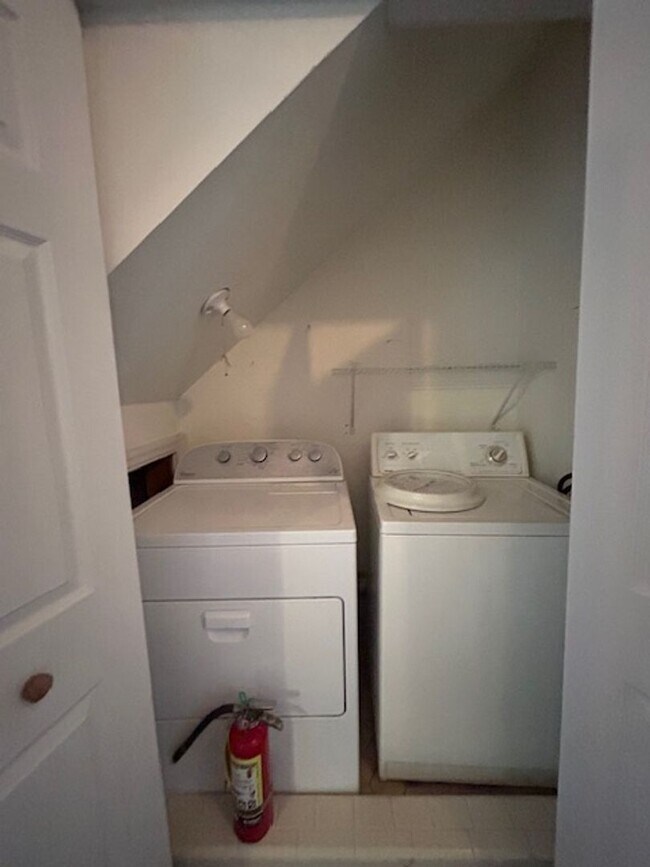 Building Photo - Captains Walk Townhouse-Available to Rent