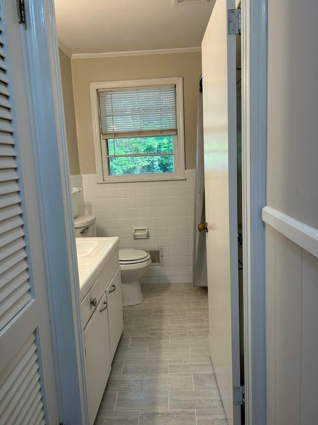 Building Photo - 523 Colonial Dr