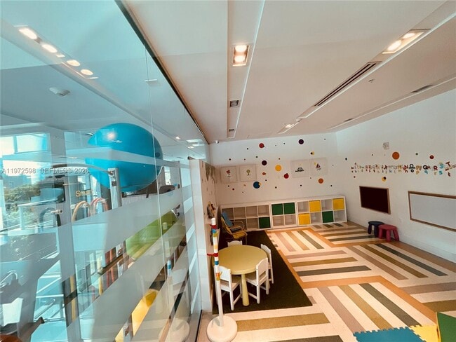 Building Photo - 1600 SW 1st Ave