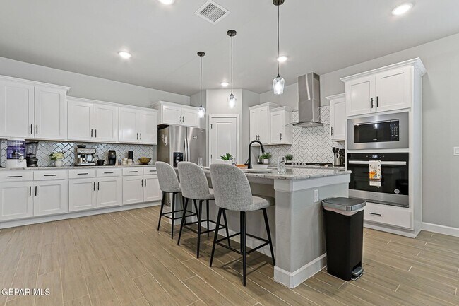 Building Photo - 824 Paseo Solar Dr