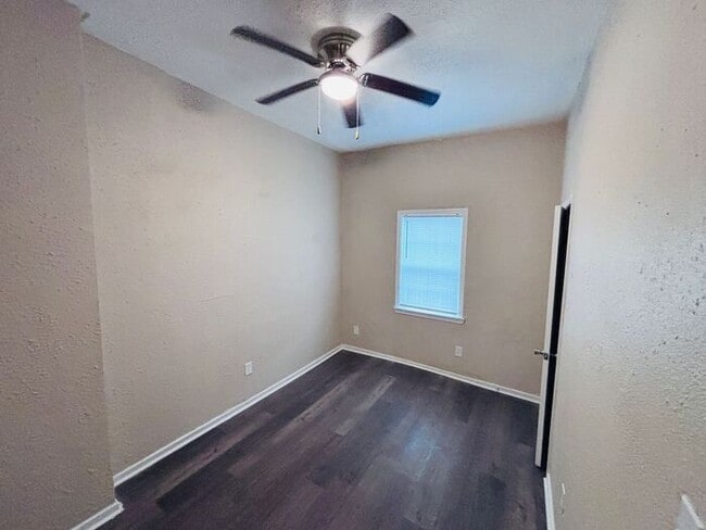Building Photo - Charming 4-Bedroom Home in a Convenient Lo...
