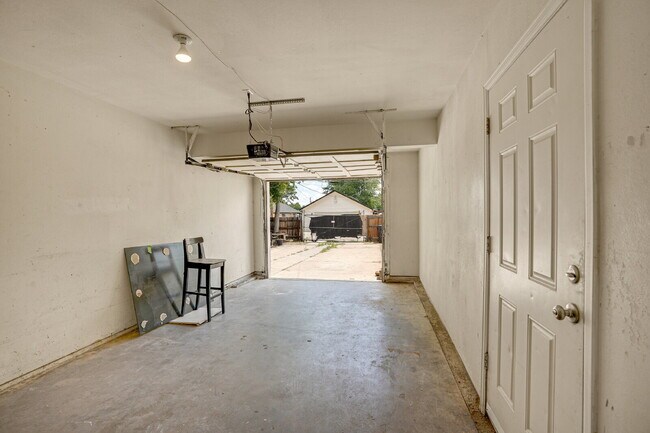 Building Photo - $2,465.00, 2 bed, 1.5 bath, located in Denver