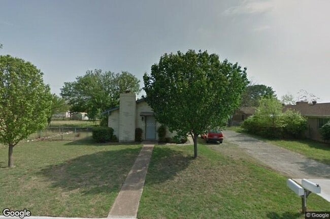 Building Photo - 2401 Cottonwood Dr