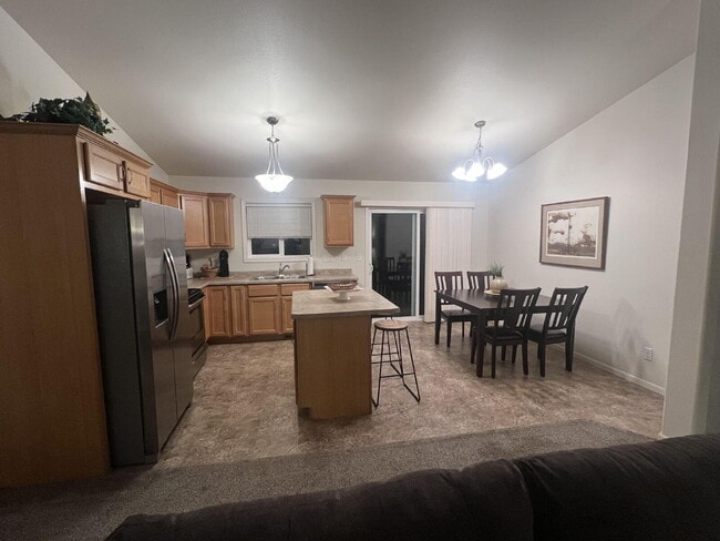 Building Photo - "Spacious 3-Bed, 2-Bath Sanctuary in Minot – 1817 Sq. Ft. of Comfort and Style!"