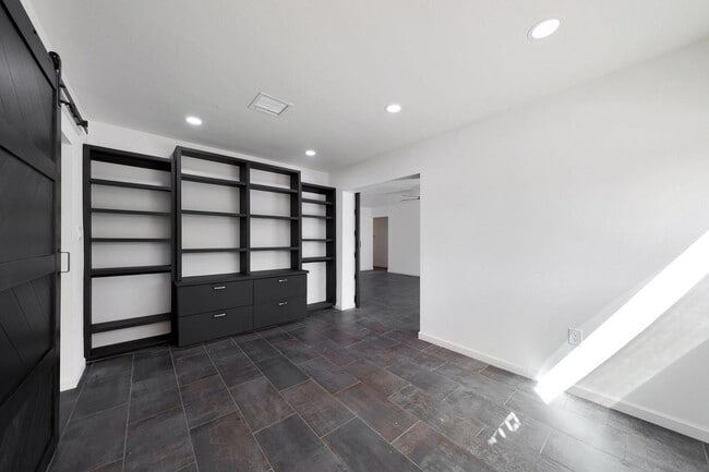 Building Photo - 7031 E Loma Land Dr