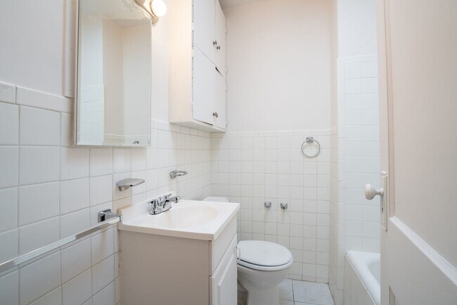 Building Photo - 4336 E Batavia Pl