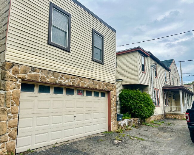 Building Photo - 146 S Nicholas St