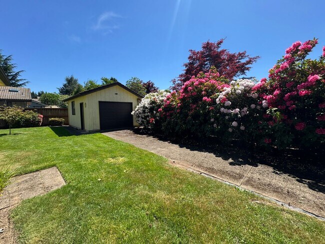 Building Photo - Beautifully landscaped 3 bed/2 bath home in Springfield