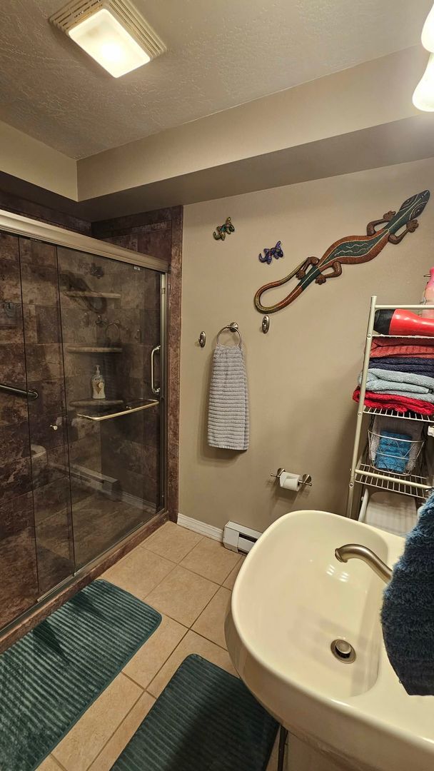 Building Photo - Condo located near the lake