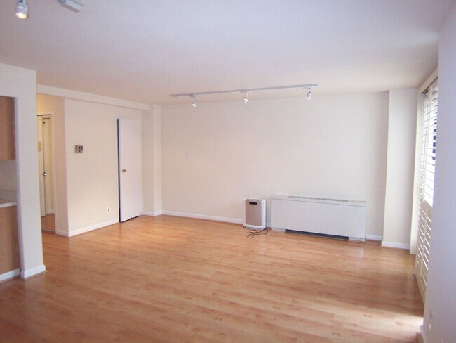 Building Photo - Centrally Located Dupont Circle at the Imperial House 1 Bed in the heart of it all! Utilities inc...