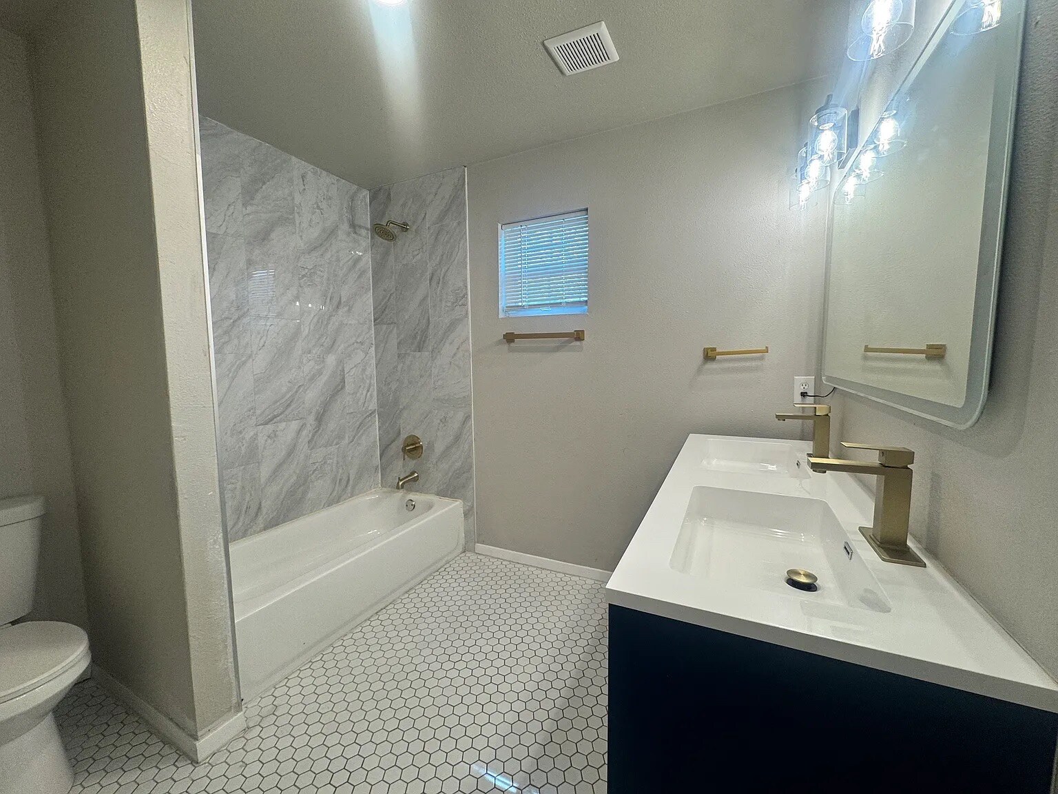 Building Photo - Room in House on Cross St