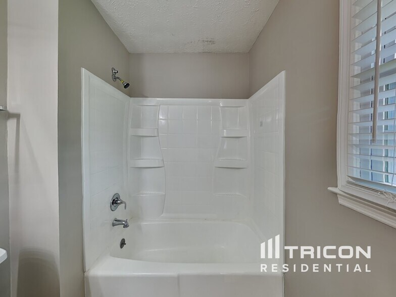 Building Photo - 425 Monivea Ln