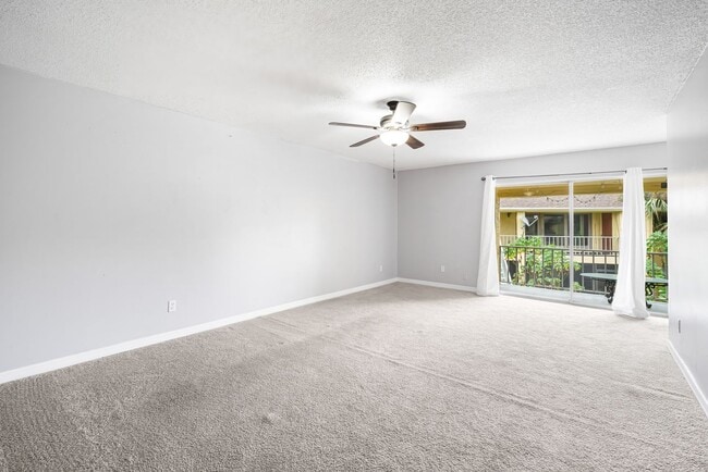 Building Photo - Affordable 3/2 in the Heart of Town And Co...
