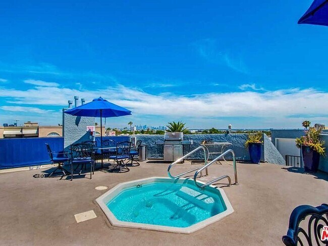 Rooftop pool & jacuzzi - 1355 N Sierra Bonita Ave