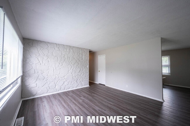 Building Photo - "Charming 3-Bedroom Home in Indianapolis with Modern Comforts!"