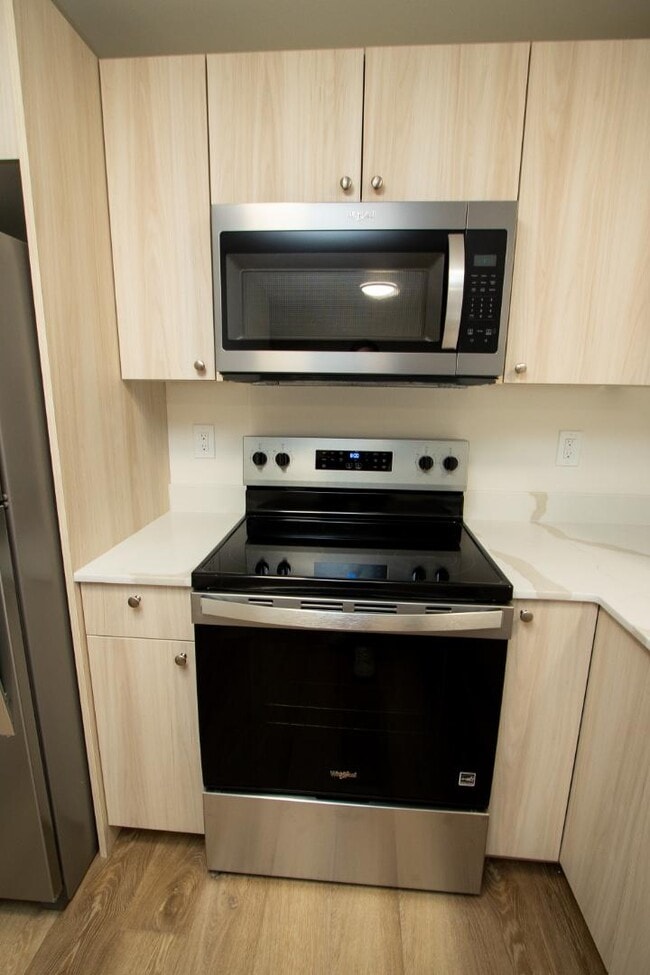 Building Photo - 403 43rd Ave SW