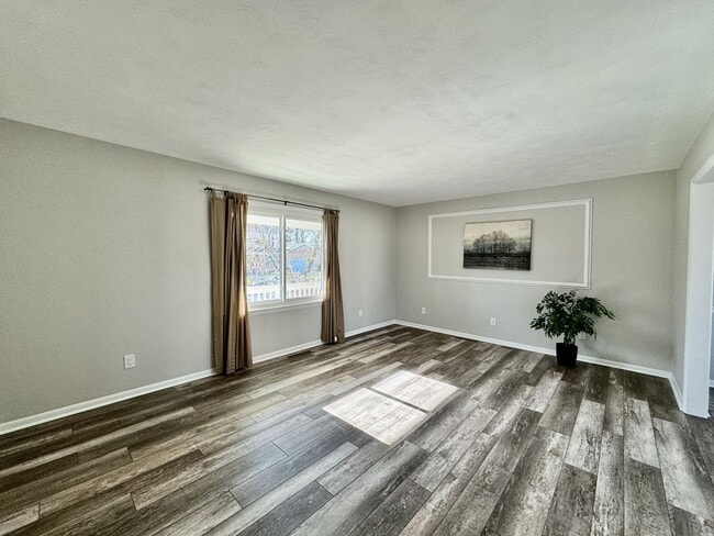 Building Photo - READY NOW!! Updated 5-Bedroom Home w/Fenced Backyard, Attached Garage  & Sunroom - Pet Friendly!