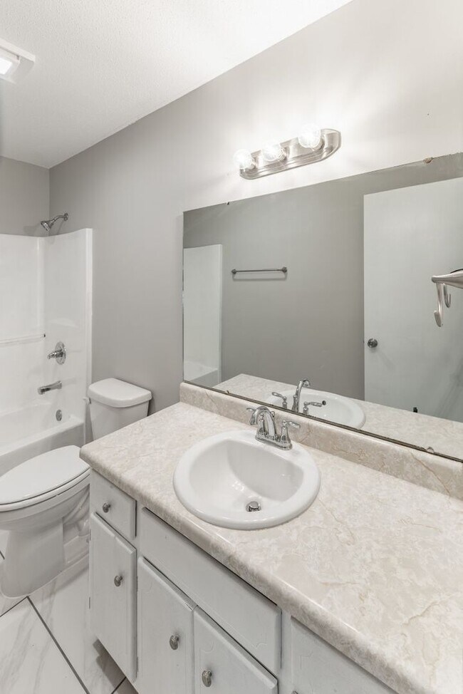 Building Photo - Stylish, Spacious & Updated! Don’t Miss Th...