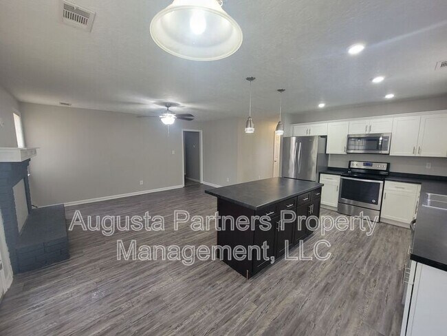 Building Photo - 142 Oakridge Dr