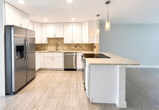 Building Photo - Remodeled First-Floor Condo Available Now in Naples