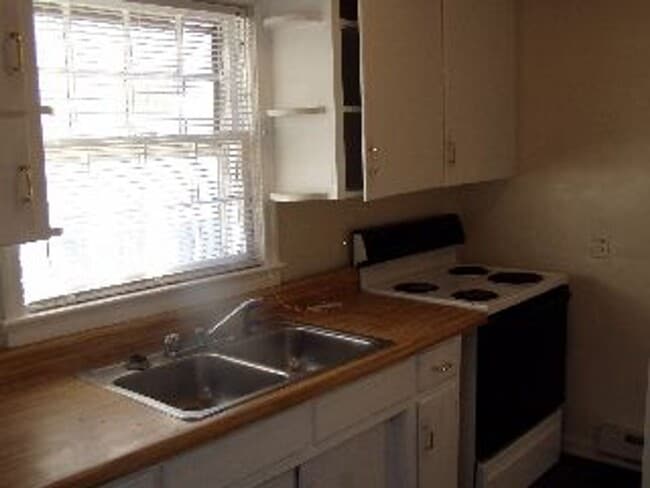 Building Photo - 3 Bedroom House in Fort Hill