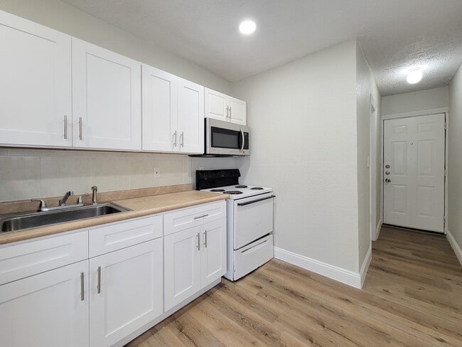 Building Photo - 711 Ave A Ave