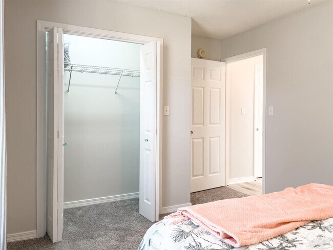 Building Photo - 852 Ladner Dr
