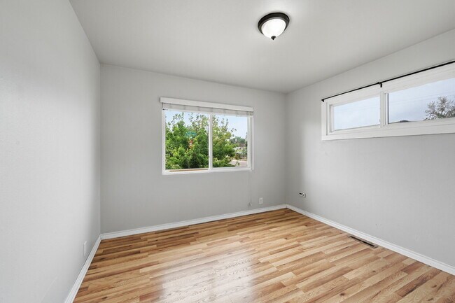 Building Photo - $2,245.95 -  2 bed, 1 bath located in Denver with a big backyard and In Unit Laundry!