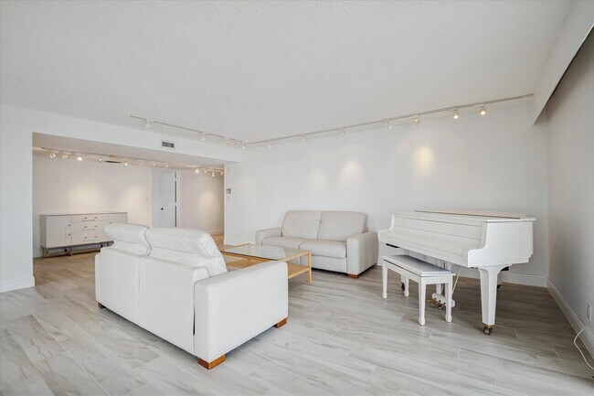 Building Photo - 1010 S Ocean Blvd