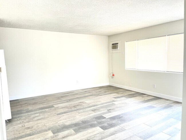 Building Photo - 319 S Alessandro St