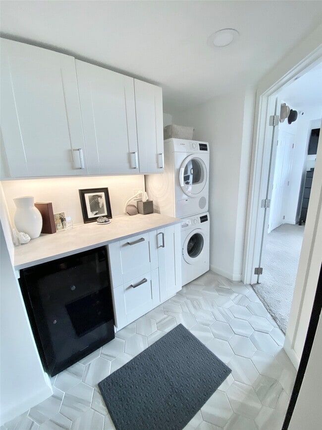 Building Photo - 2016 Main St