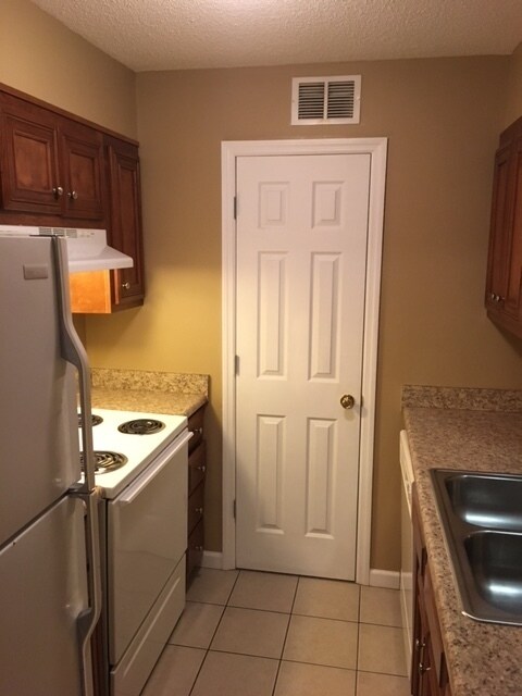 Building Photo - 2Bed/1Bath Apartment!