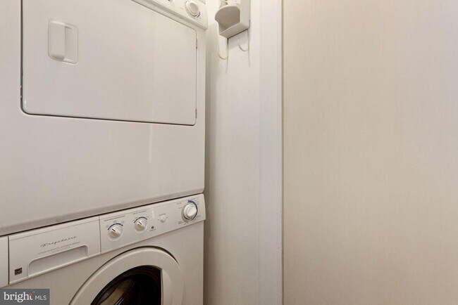 Building Photo - 315 Constitution Ave NE