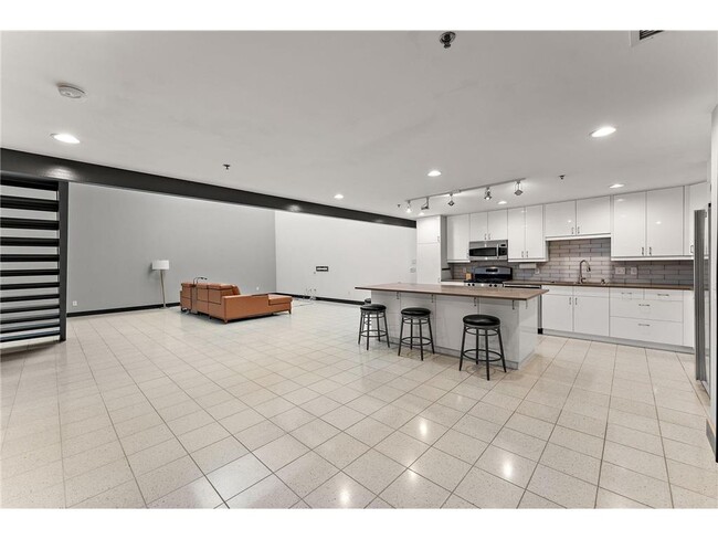 Building Photo - 214 4th St E